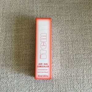 Item Beauty Air Hug Concealer NWT